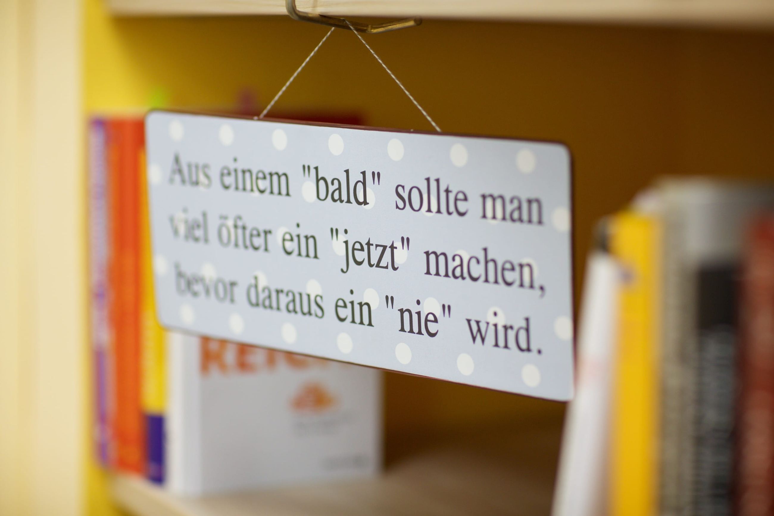bald_jetzt Schild: Aus einem „bald“ sollte man viel öfter ein „jetzt“ machen, bevor daraus ein „nie“ wird